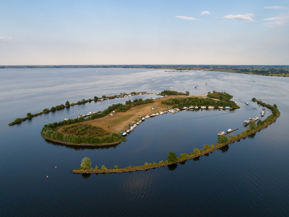 Een drone foto van het grotere eiland Marchjepolle midden in het Tjeukemeer in de zomer.