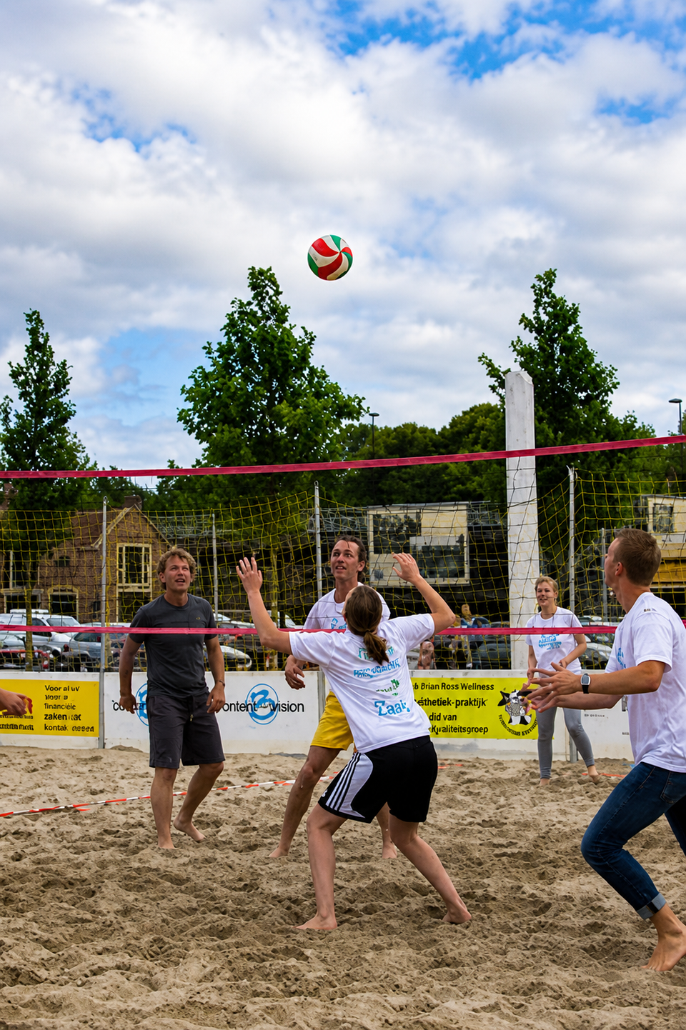 Mensen die aan het beach volleyballen