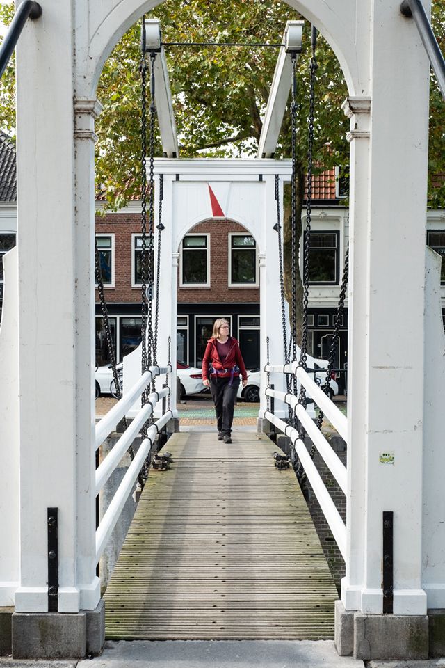 Wandelboswachter Ellen wandelt over bruggetje in Schippersdorp