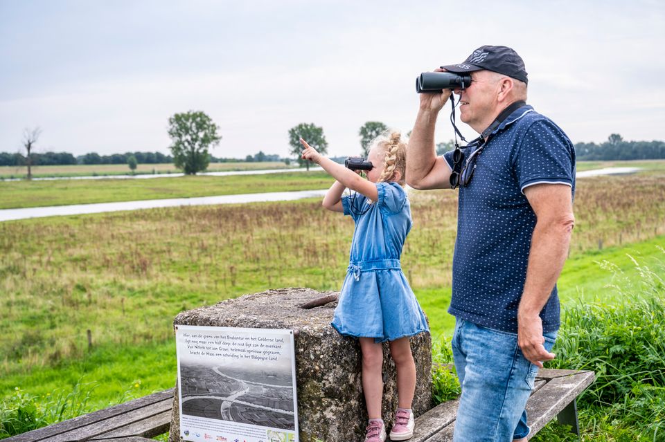 Opa met kleindochter kijken door verrekijker