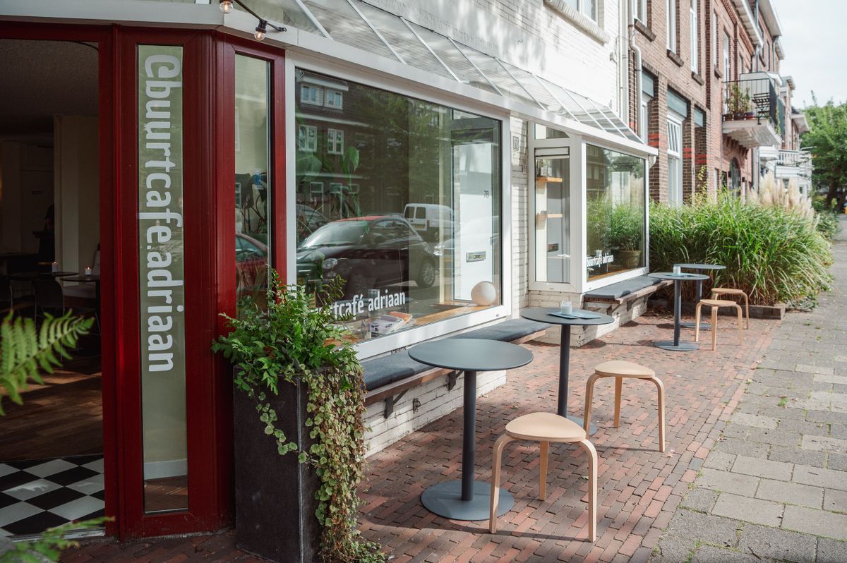 Buurtcafé Adriaan, Koolemans Beynenstraat 80 (Oost)