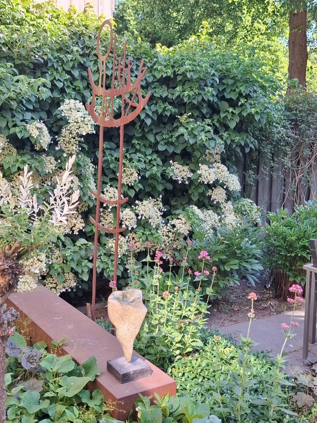 tuin De Baljuw 9 met beelden