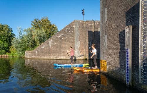 Twee suppers suppen uit een sluis.