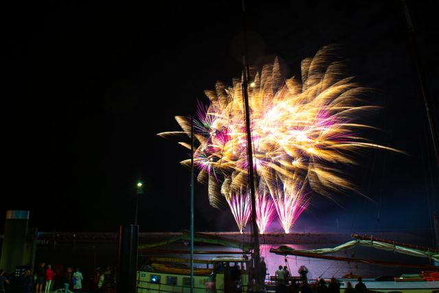 Het vuurwerk van de Visserijdagen Harlingen als opmaat voor de muzikale Nacht van Harlingen.
