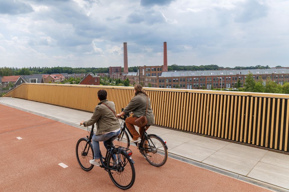 2 fietsers op fietsbrug
