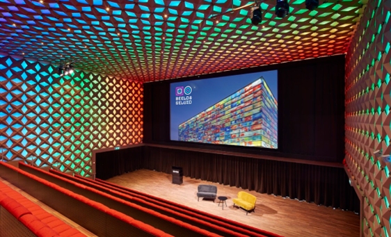Theaterzaal 1 in Beeld en Geluid Hilversum. Zicht van boven naar het podium.