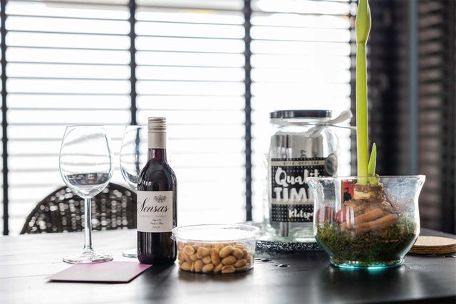 Eettafel met wijn en nooitjes in B&B Nooit Gedagt