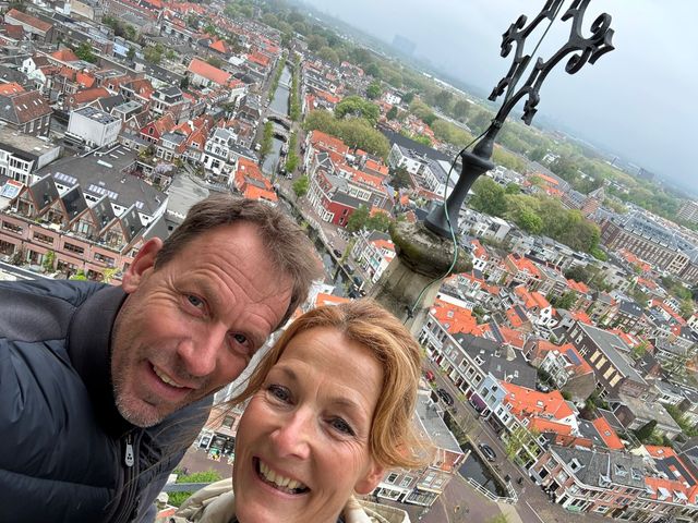 Sandra en Erwin met een selfie vanaf de toren van de Nieuwe Kerk
