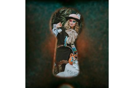 Poster Kindervoorstelling Alice bij Openluchttheater Hoessenbosch