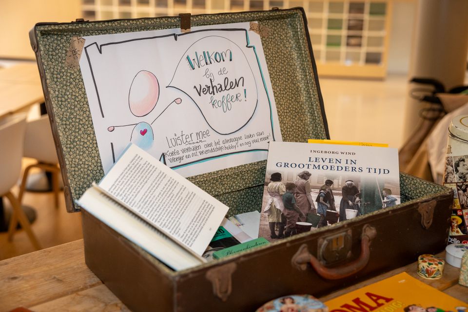 Een foto van een koffer met boeken erin