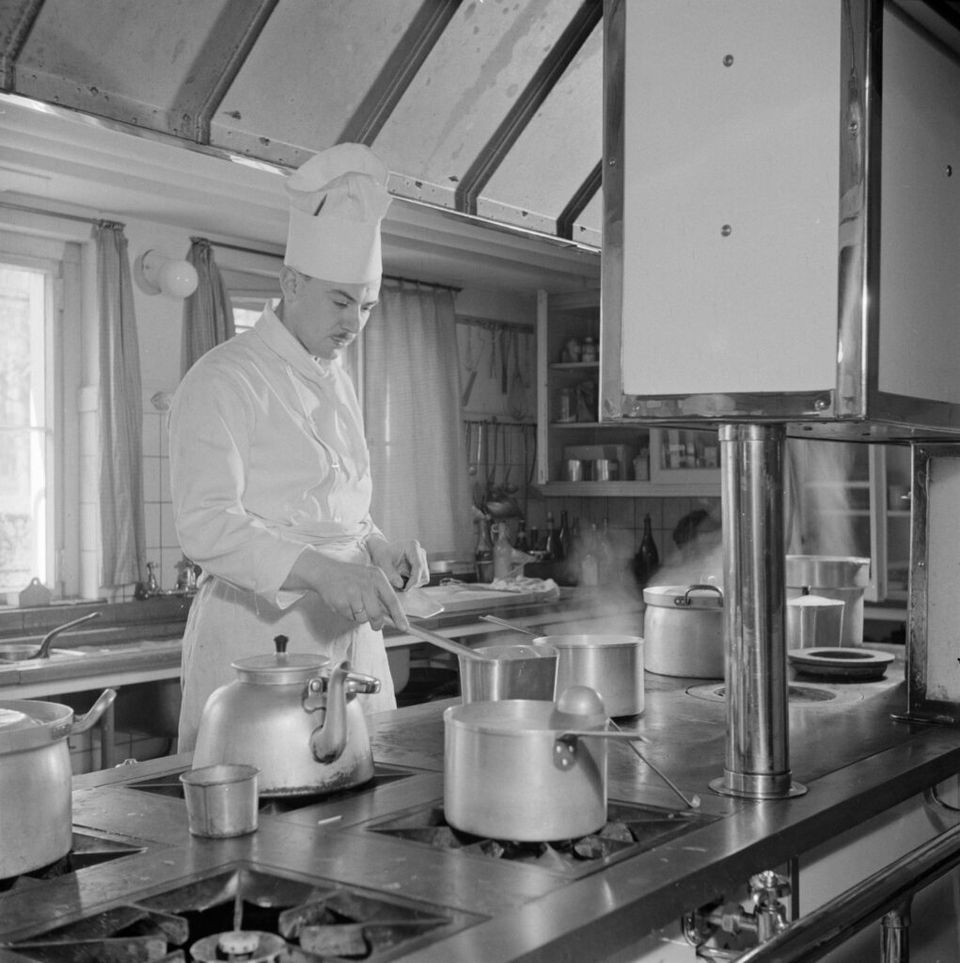 De Smaak van Soestdijk , kok bereidt malltijd voor in keuken Soestdijk