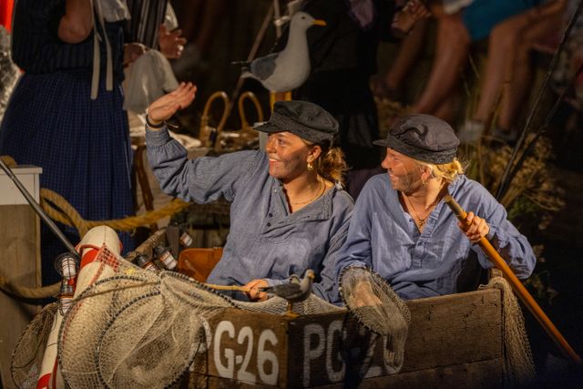 Gondelvaart in de Luts tijdens de feestweek in Balk met meerdere versierde gondels.