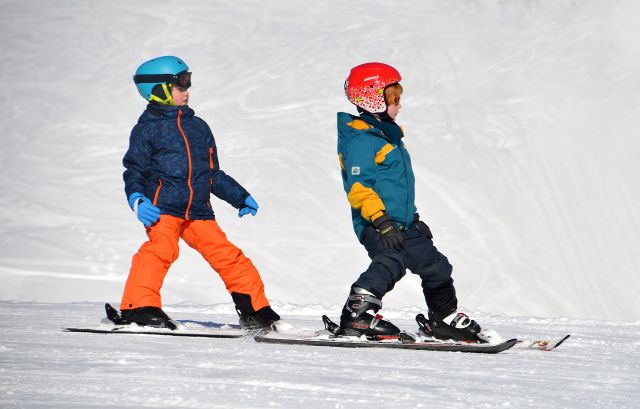 Kinderen skiën.