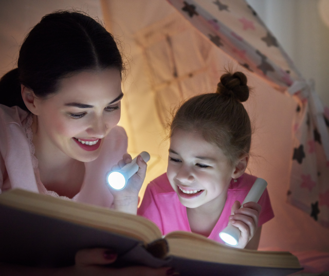 samen lezen met een zaklamp!