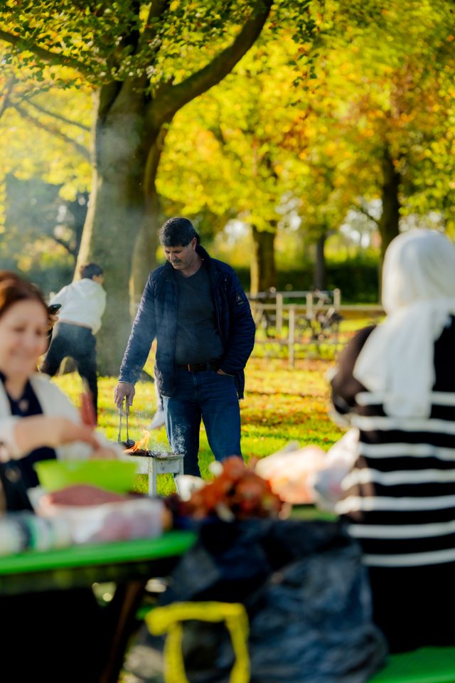 Een man is aan het barbecueën.