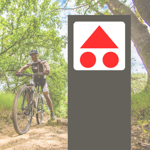 Volg de rode bewegwijzering van de driehoek met twee rondjes. De bordjes vind je op palen langs de route.