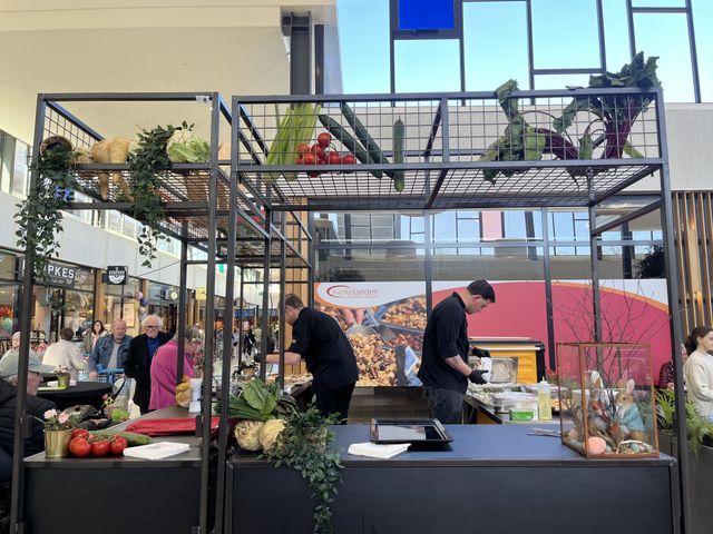Bezoekers rond stand waar live wordt gekookt