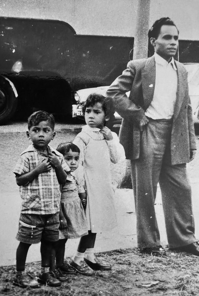 Vader, broer en zussen van Ton.