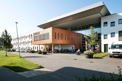 Op Brechtzijde 45 in de Zoetermeerse wijk De Leyens vind je het verpleeghuis Vivaldi. Dit gebouw kwam op de plaats van een eerder verpleeghuis op deze locatie dat voor de nieuwbouw werd gesloopt. Het nieuwe gebouw kreeg de uitstraling van een luxe hotel. Het is gebouwd op een soort eiland en grotendeels omringd door water. Bovendien en is het aan te passen tot een volledig woongebouw.