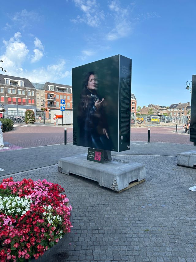 Buitenexpositie KIND VAN aan de Raadhuisstraat in het centrum van Vught