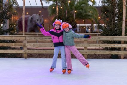Twee meisjes op de schaatsbaan tijdens WinterDroom in Pantropica in Luttelgeest.