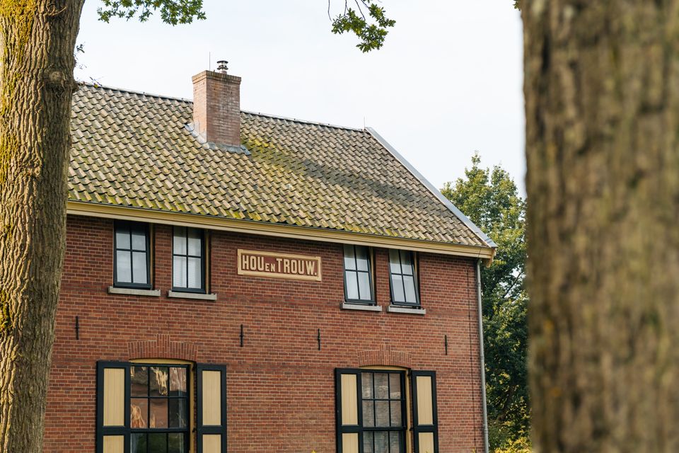 Woning met 'Hou en Trouw' op de voorgevel.