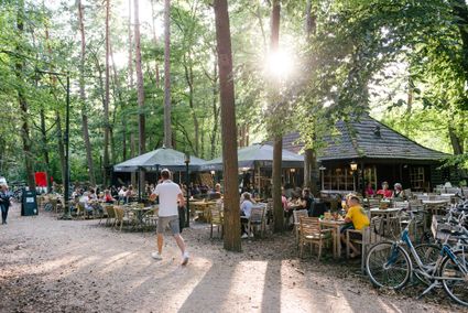 Fietsenstalling van Boscafé De Rode Lelie in Oisterwijk.