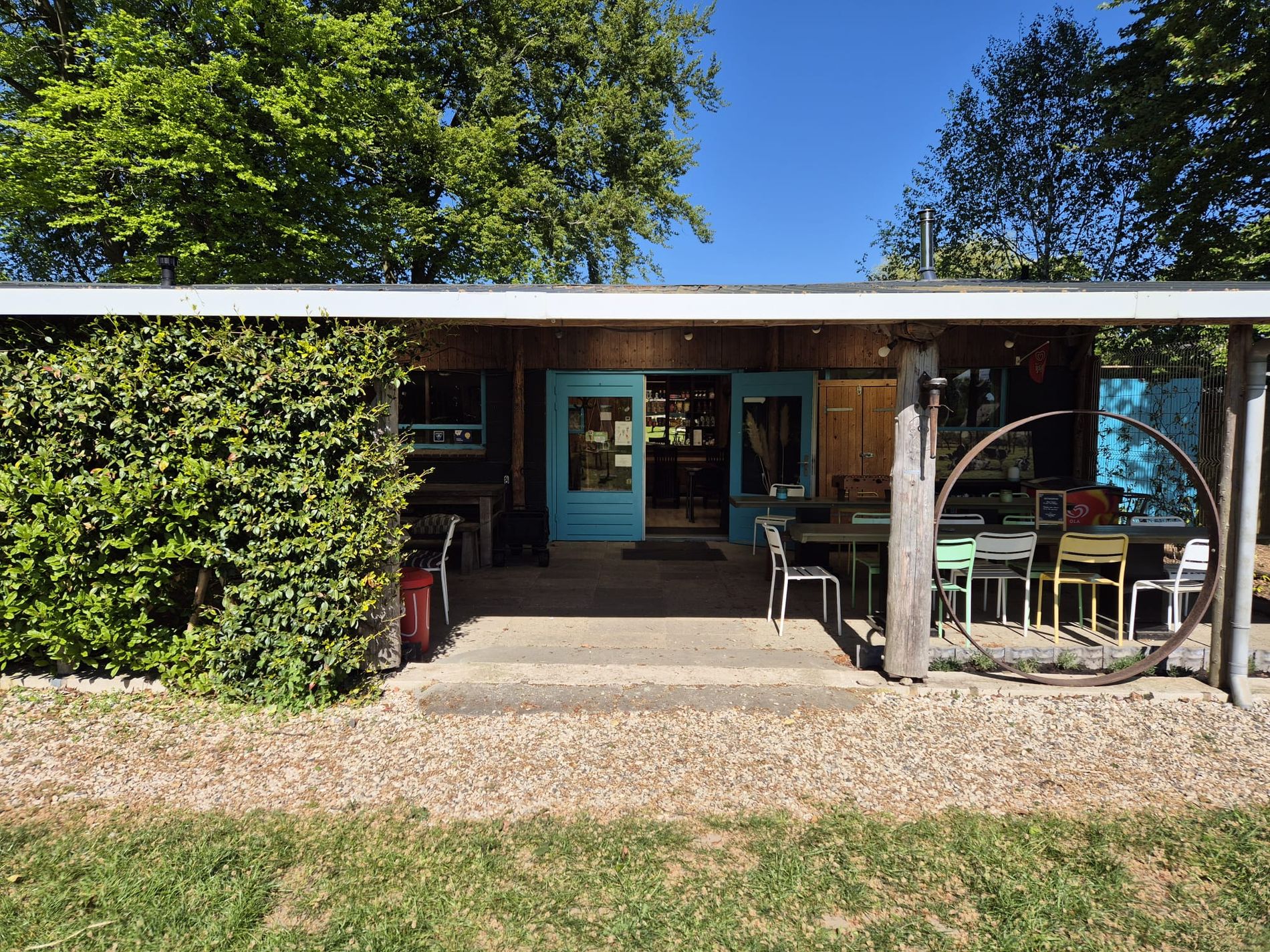 Ook bij minder weer, kan je rustig genieten van een kop koffie binnen in onze Bar'n of op het overdekte terras op Buitengoed Holthees