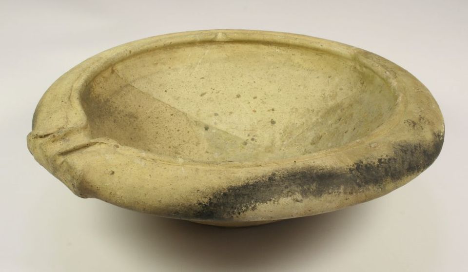 Een ronde, aardewerken wijfschaal.