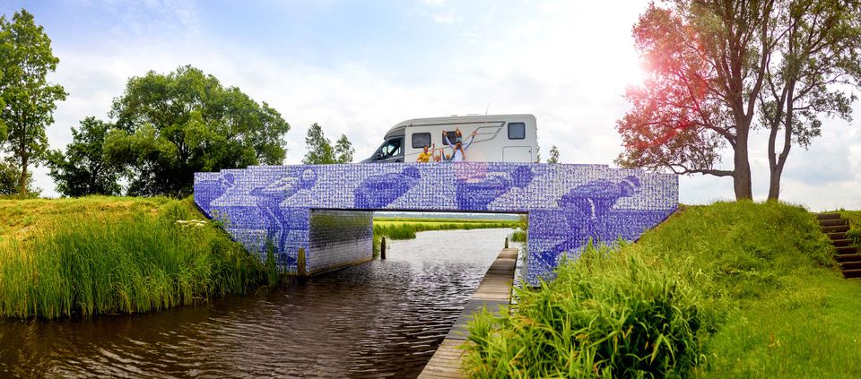 Camper bij tegeltjesbrug