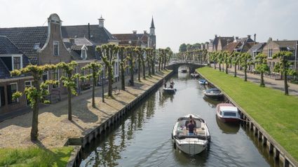 bootjes varen door de gracht in sloten