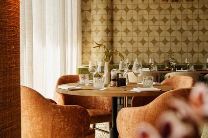Hotel Van der Valk Woerden, Woerden, Groene Hart, sfeervolle eethoek met ronde tafel, comfortabele fauteuils en luxe restaurantinrichting.