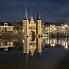 Waterpoort Sneek verlicht in de avond
