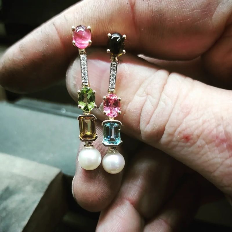 Ontwerp, vervaardiging en reparatie van alle sieraden.