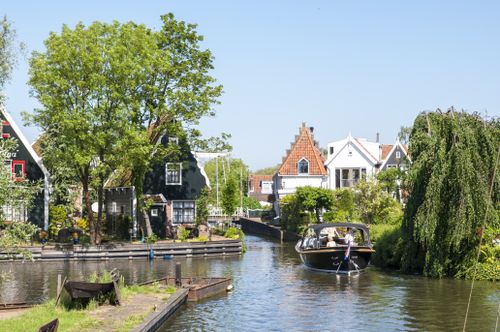 Bootjes op de sloten van Edam.