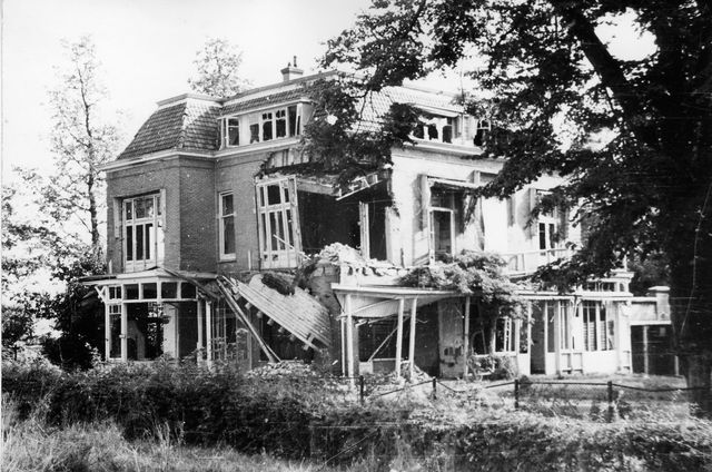 Hotel De Tafelberg lag in de vuurlinie tijdens de slag en liep erg veel schade op.