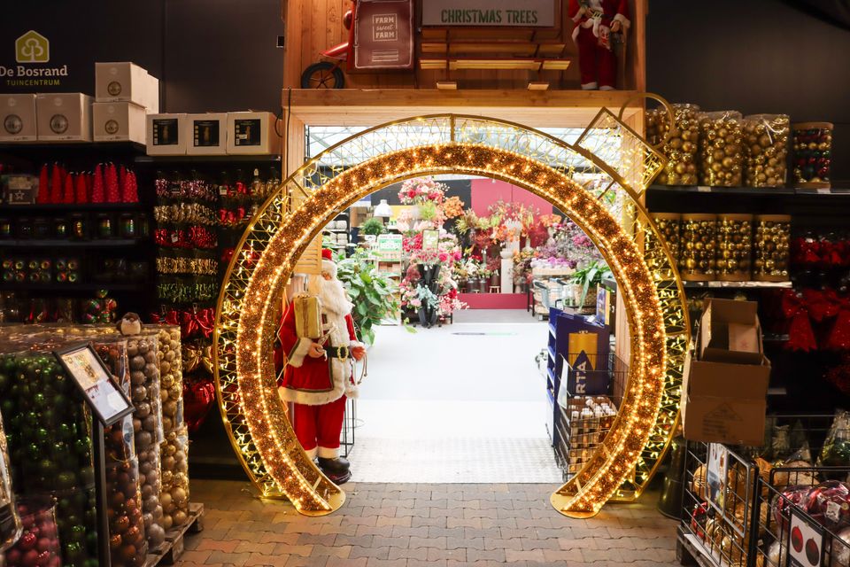Kerstafdeling van Tuincentrum De Bosrand in Woerden, provincie Utrecht, met een grote verlichte kerstboog, kerstman, kerstballen en uitgebreide kerstversiering tijdens de kerstshow.