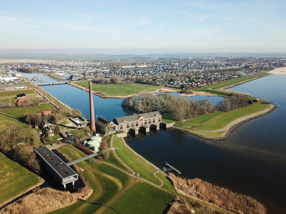 dronebeeld van het woudagemaal
op de achtergrond ligt lemmer