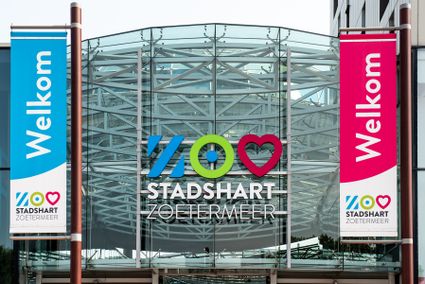 Glazen dak van het Stadshart met het logo van het Stadshart erop.