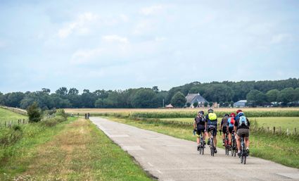 een groepje fietsers in gaasterland
