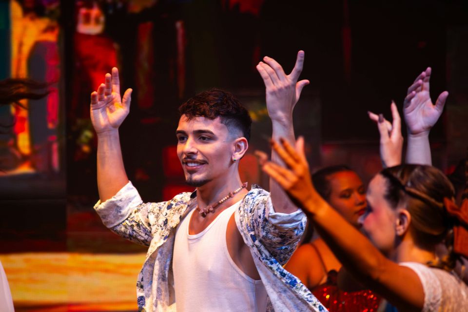 vrolijke danser met handen in de lucht