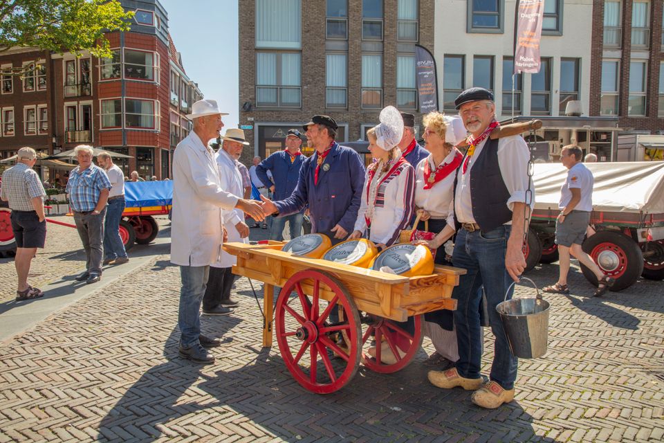 Handjeklap tussen kaasboeren op de kaasmarkt in Woerden – een levendige Hollandse traditie in het hart van het Groene Hart.