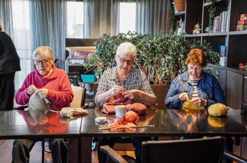 Mensen die aan het handwerken zijn