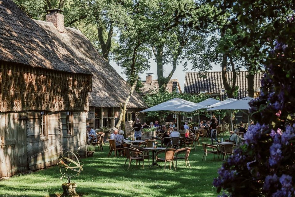 Een terras  met mensen