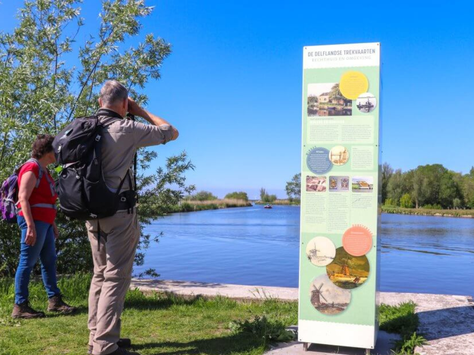 Mensen die wandelen langs de vlieten met de trekvaartenroute