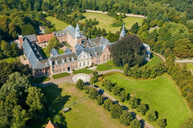 Luchtfoto van abdij Postel