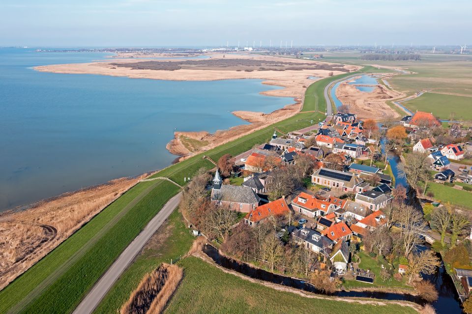 Luchtfoto van het dorpje Gaast aan het IJsselmeer.