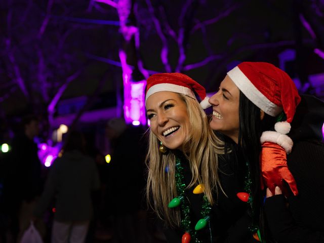 Twee meiden met een kerstmuts tijdens Lichtjesavond in Delft