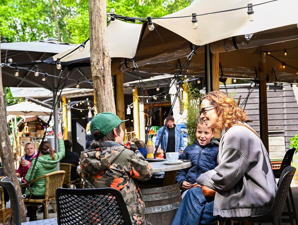 Moeder met kids bij knus