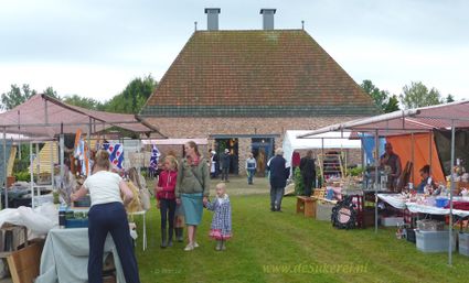 Zomermarkt met kramen en fabriek